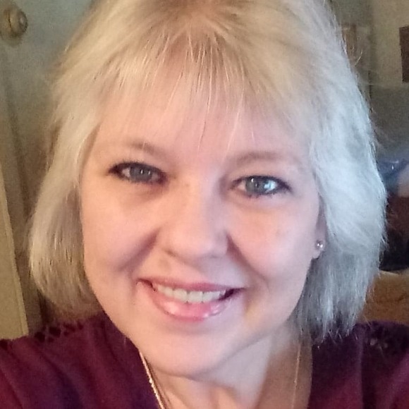 Profile Picture of Lora Maloney (@lalamaloney) on Poshmark