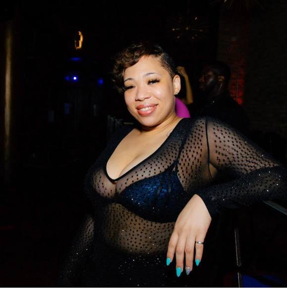Profile Picture of Amber mzpink Travis (@pinkaboo927) on Poshmark