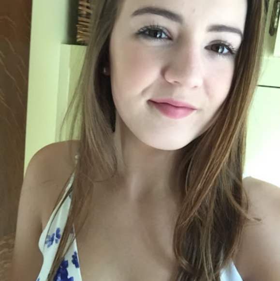 Profile Picture of Ashlyn Clarke (@ashlynclarke15) on Poshmark