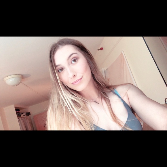 Profile Picture of Victoria Lowe (@vloweee_) on Poshmark