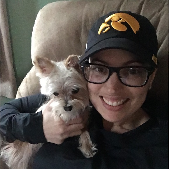 Profile Picture of Gretch Ites (@gites) on Poshmark