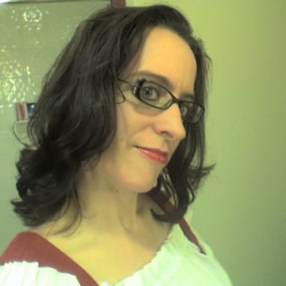 Profile Picture of Andrea Barry (@andrea_barry) on Poshmark