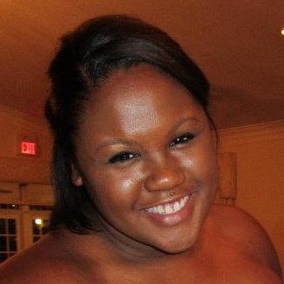 Profile Picture of Lauren Brewer (@lcbrewer12) on Poshmark