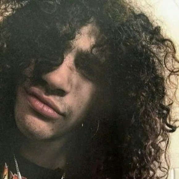 Profile Picture of Pierre Lea (@elacolkesen02) on Poshmark