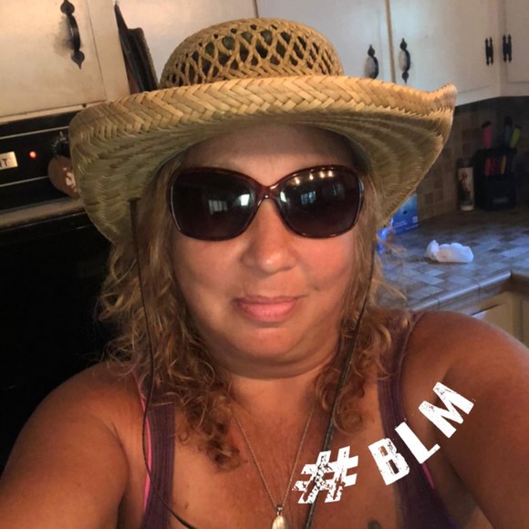 Profile Picture of Elizabeth Soderlund (@lizbetsoda) on Poshmark