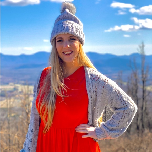 Profile Picture of Beth Renyer (@bethlovescarbs) on Poshmark