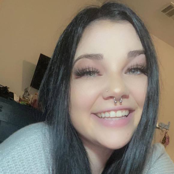 Profile Picture of Brittany Hagar (@brittany_hagar) on Poshmark
