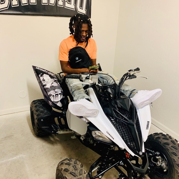 Profile Picture of Alex Labossiere (@alabossiere) on Poshmark