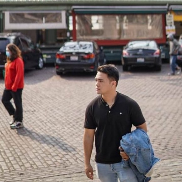 Profile Picture of James santi Esguerra (@jamesesguerra01) on Poshmark