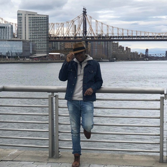 Profile Picture of Nigel Andrews (@nigelandrews450) on Poshmark