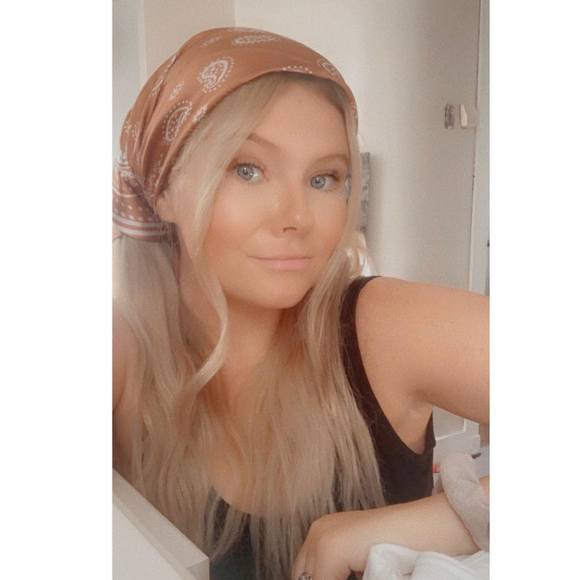 Profile Picture of Allison Wentzell (@pitaal) on Poshmark