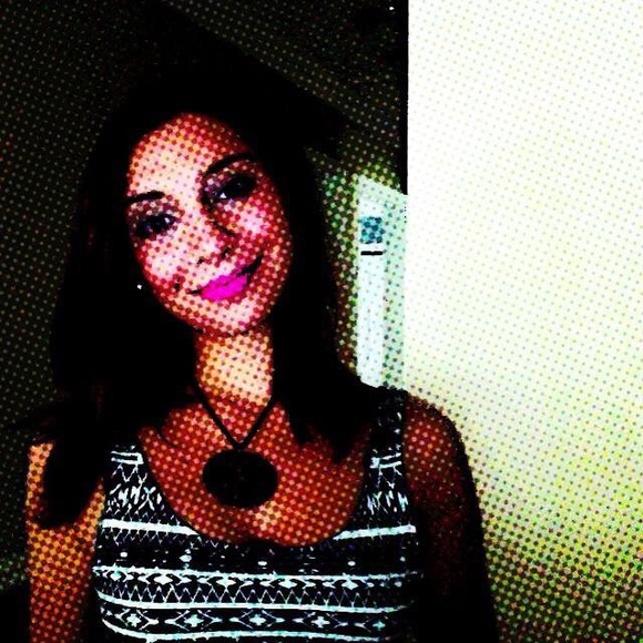 Profile Picture of Victoria Favale (@viictoriaa) on Poshmark