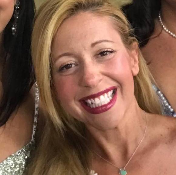 Profile Picture of Leah Schiavoni (@leah_schiavoni) on Poshmark