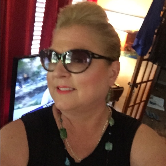 Profile Picture of Pauline Richardson (@prichrichcorp) on Poshmark