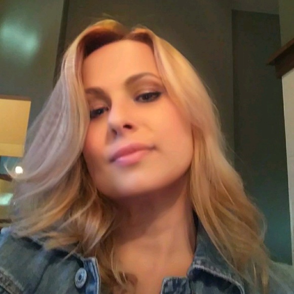 Profile Picture of Wendi Thomas (@wen71198) on Poshmark