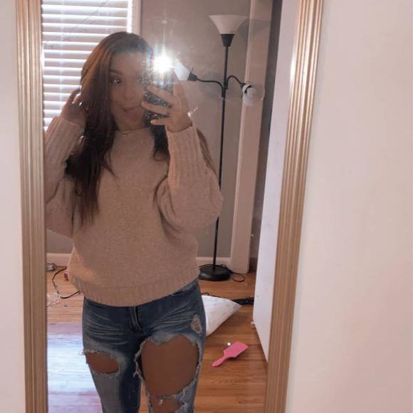 Profile Picture of Haley Meadows (@haleymeadows690) on Poshmark