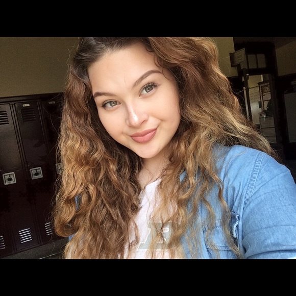 Profile Picture of Haley Puynko (@h_a1ey) on Poshmark