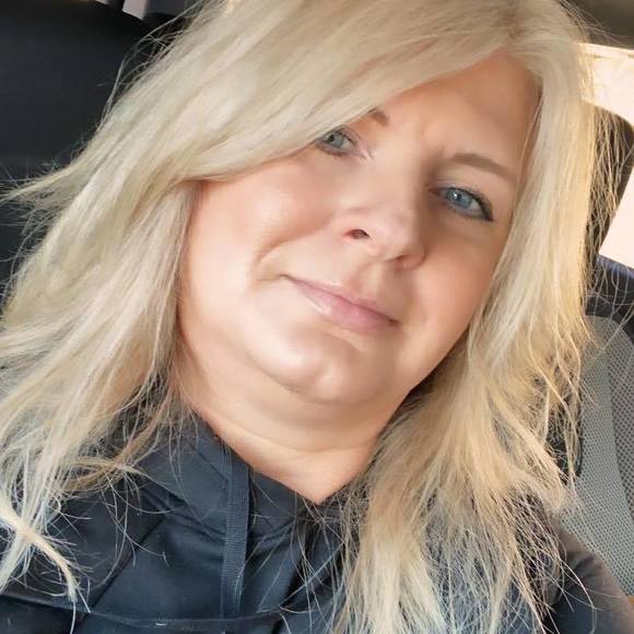 Profile Picture of Theresa Dillon-arnold (@bomblifestyle) on Poshmark