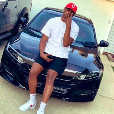 Profile Picture of James Hollis🤴🏾 (@kingjames18_) on Twitter