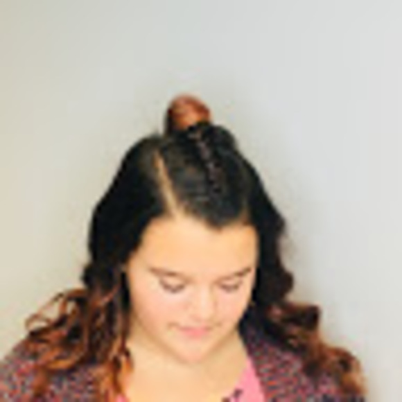 Profile Picture of Ella Hoehner (@cookiehoehner) on Poshmark