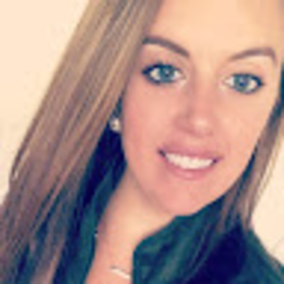 Profile Picture of Hanna Truxell (@hanna_tru) on Poshmark