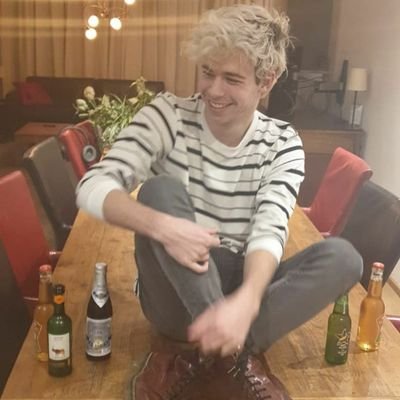 Profile Picture of Jules Vrins (@WorthlessSongs) on Twitter