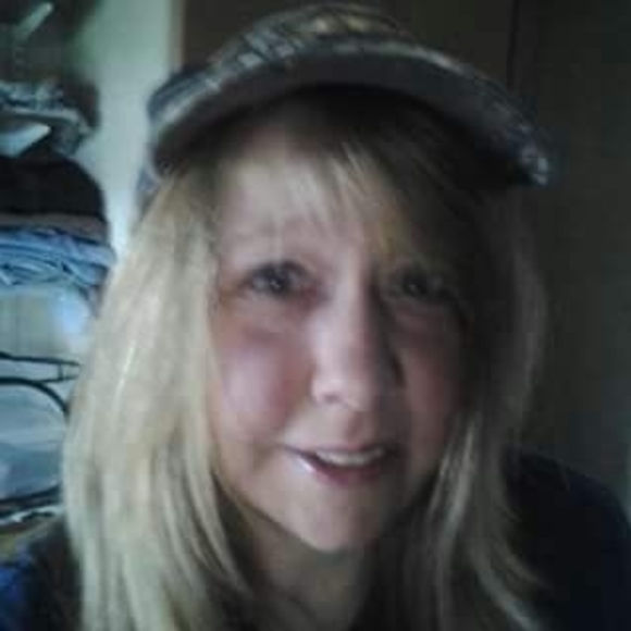 Profile Picture of Lorie Robinett (@friggin) on Poshmark