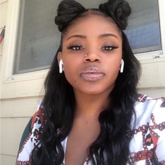 Profile Picture of Lesley Donnette (@lesley_donnette) on Poshmark