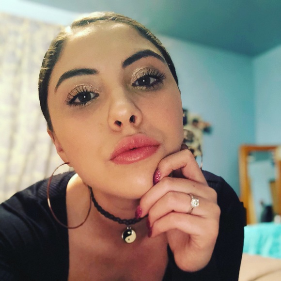 Profile Picture of Lucy Hanson (@lhanson8037) on Poshmark