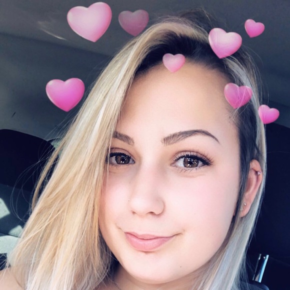 Profile Picture of Danielle Rochefort (@daniroche19_) on Poshmark