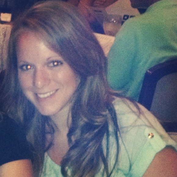 Profile Picture of Chelsea Schellhase (@_c_schell) on Poshmark