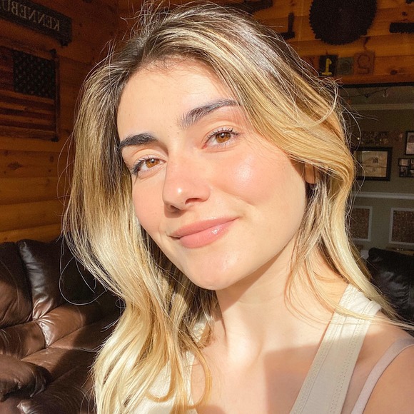 Profile Picture of Morgan Wakeham (@morgangillian) on Poshmark