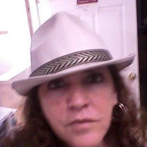 Profile Picture of Mary Wyatt (@wyattmaryann) on Poshmark