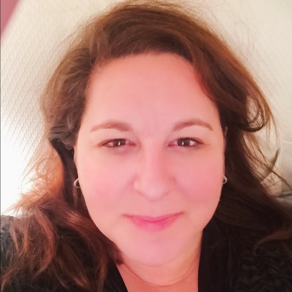 Profile Picture of Linda Gordon (@radmom66) on Poshmark