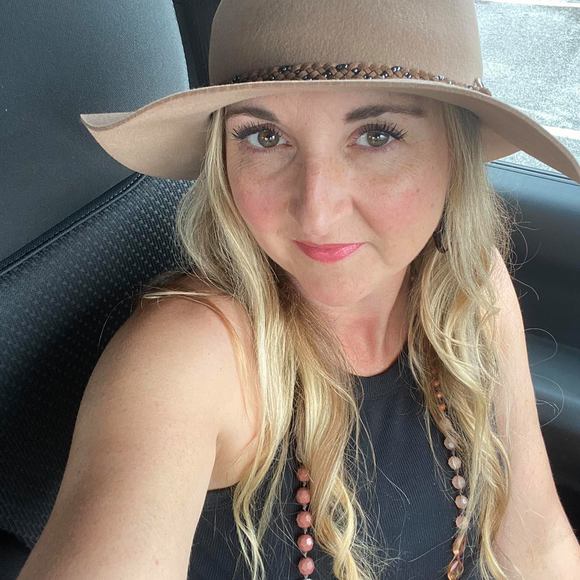 Profile Picture of Joyce Ingle (@joyce_ingle) on Poshmark
