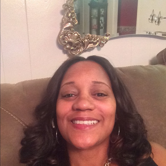 Profile Picture of Samona Moore (@samonamoore) on Poshmark