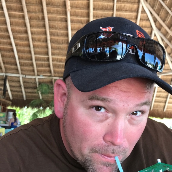 Profile Picture of Daniel Athey (@danandgina11) on Poshmark