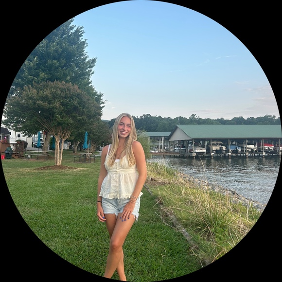 Profile Picture of Sarah Logwood (@logwoodse) on Poshmark