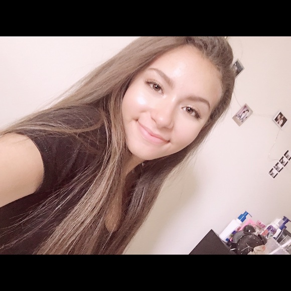 Profile Picture of Nicole Scalice (@nicolescalice) on Poshmark