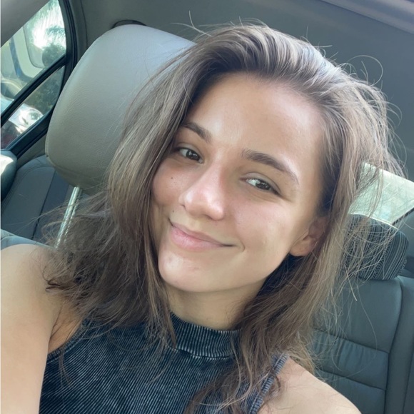 Profile Picture of Liliana Weyant (@lweyant783) on Poshmark
