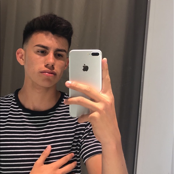 Alex Hermosillo - Poshmark Profile Picture of Alex Hermosillo (@alixhermo) on Poshmark