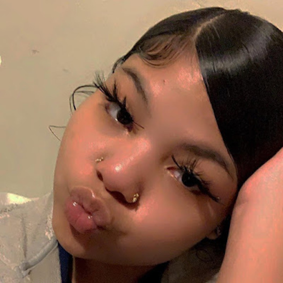 Profile Picture of Essence Perry (@essence3k) on Poshmark