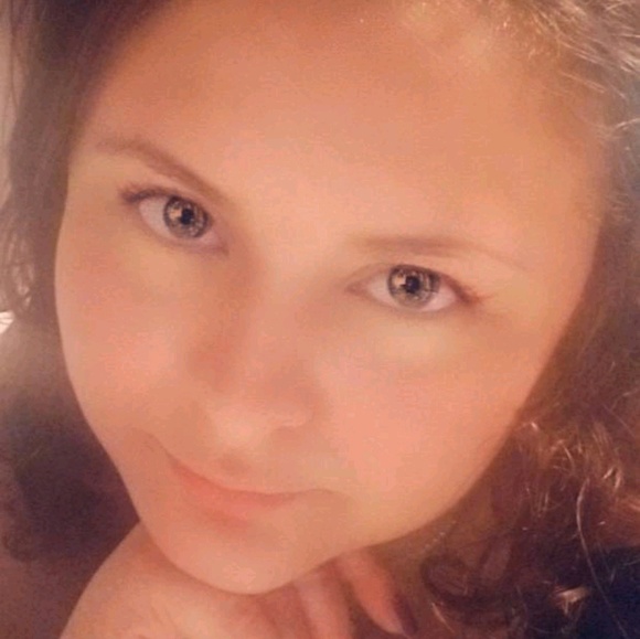Profile Picture of Eva Cobau (@eloui) on Poshmark