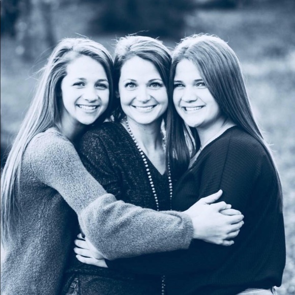 Mandy Powers - Poshmark Profile Picture of Mandy Powers (@mandy_powers) on Poshmark