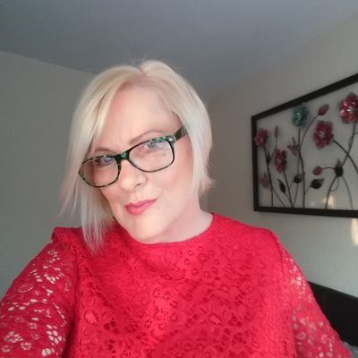 Profile Picture of Susan Carr (@redwine_74) on Twitter