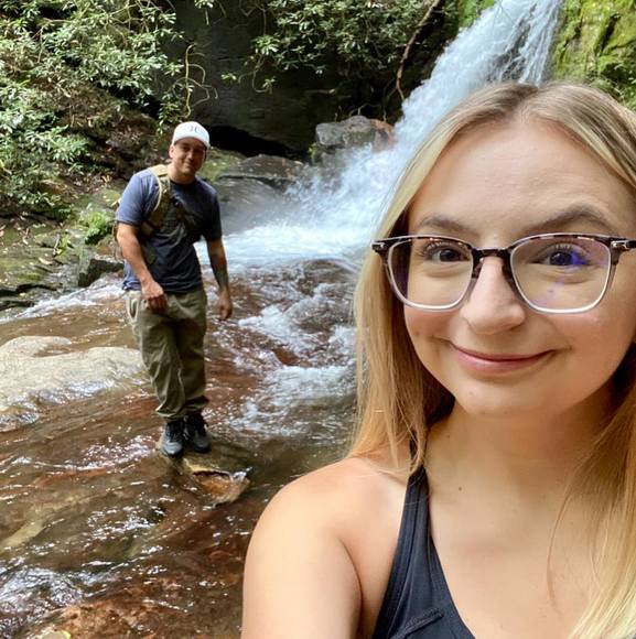 Profile Picture of Kenna Giantsios (@kennadarling) on Poshmark