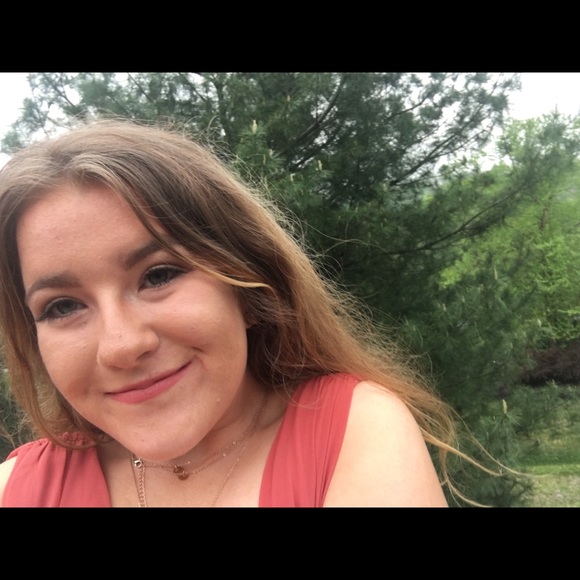 Profile Picture of Leah Kleintop (@leahkleintop) on Poshmark