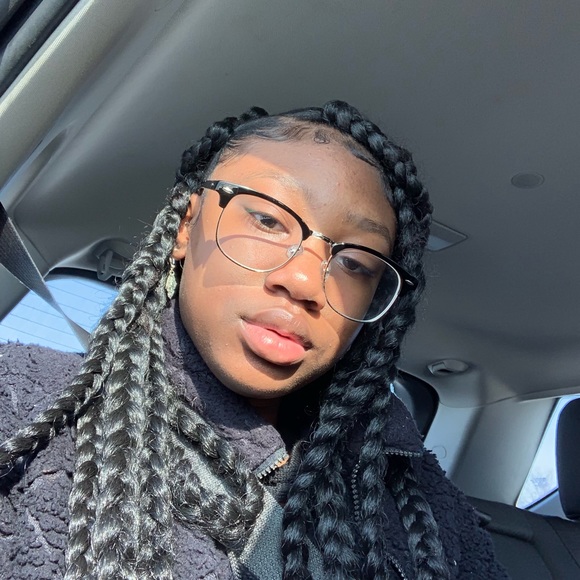 Profile Picture of Sydsydney Borom (@sydneywhitneyyy) on Poshmark