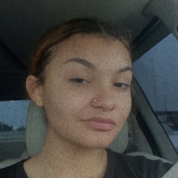 Profile Picture of Meloney Heagles (@meloneyheagles) on Poshmark