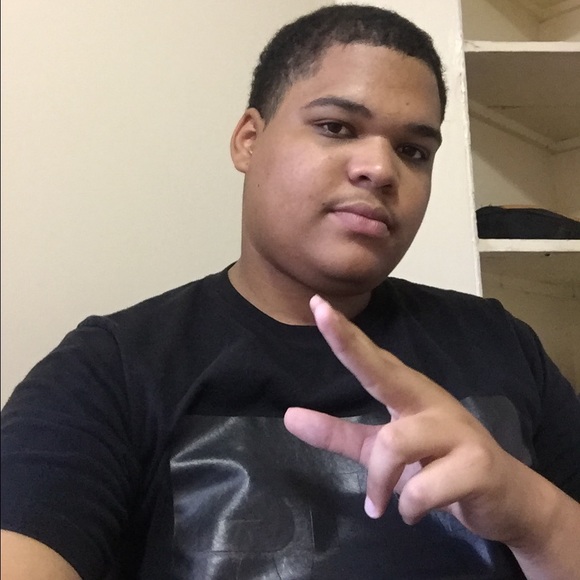 Profile Picture of Carlos Estrella (@carlosestr0232) on Poshmark